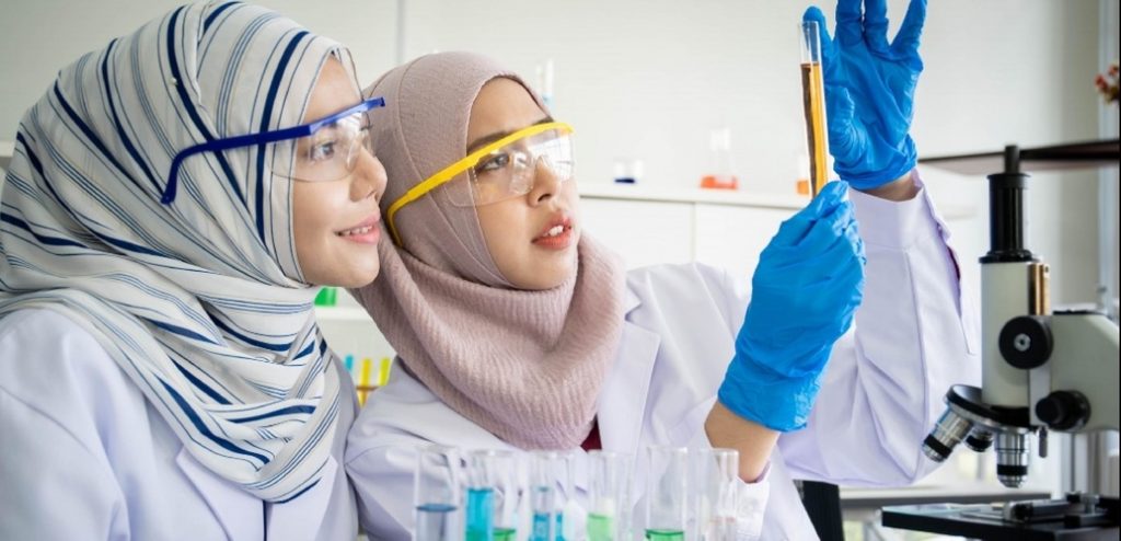 Moslima die testen in het laboratorium