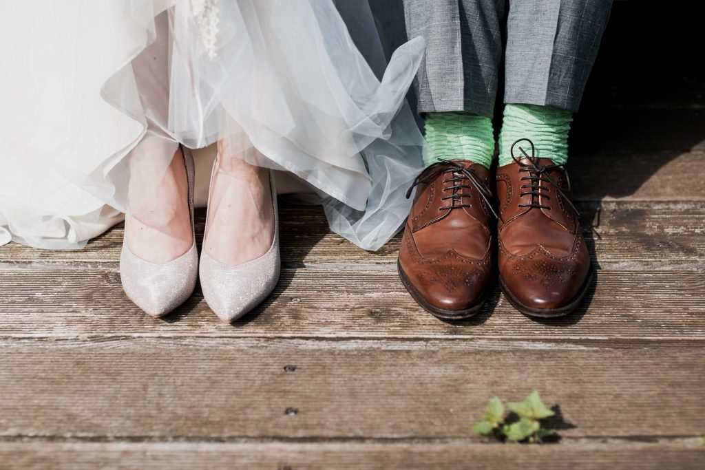 Schoenen van een bruid en bruidegom