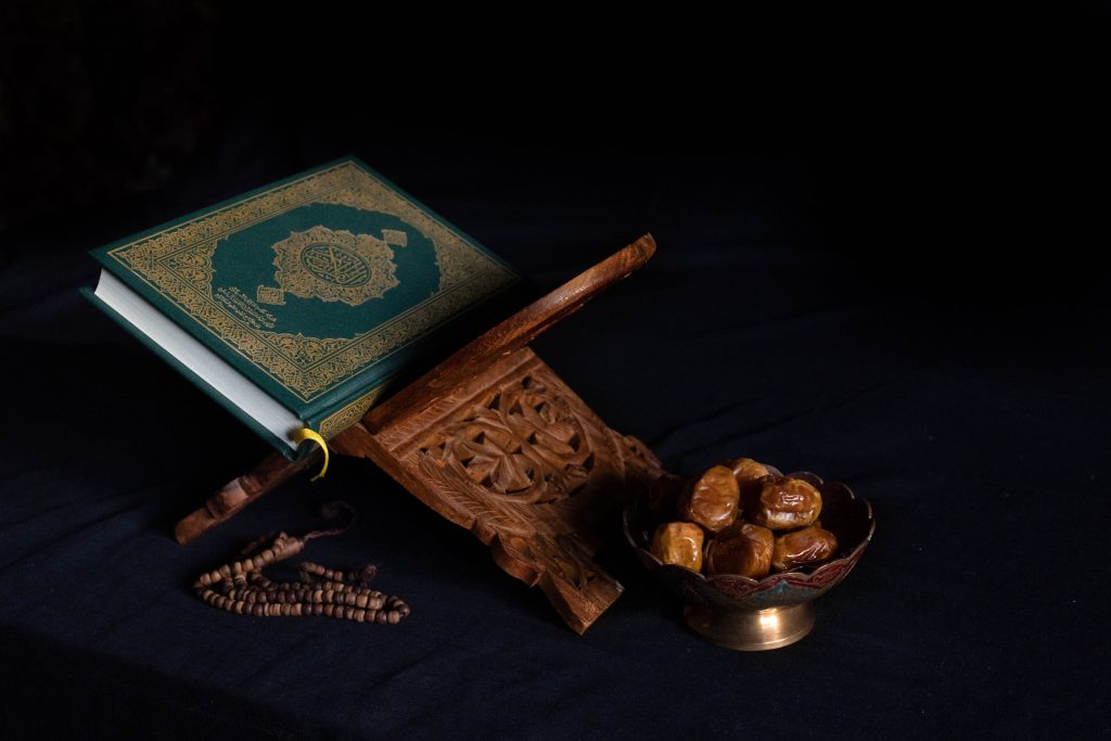 Koran op lessenaar met een kommetje dadels