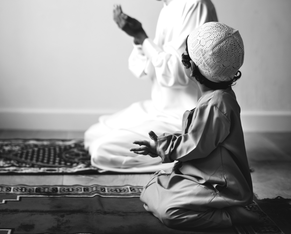 Vader en zoon islamitisch gebed aan het voeren