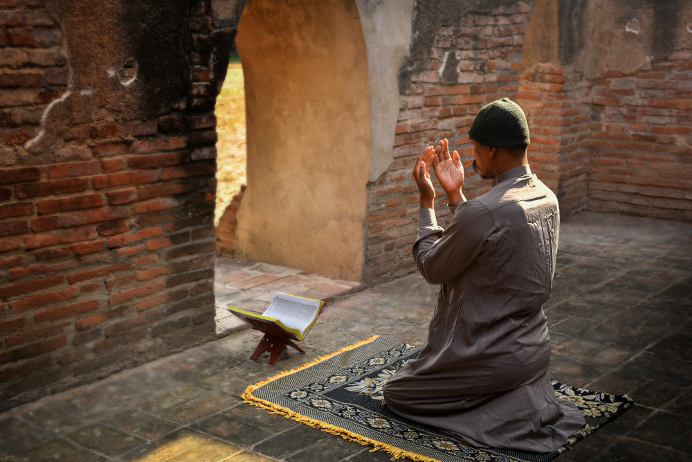Een moslim die aan het bidden is