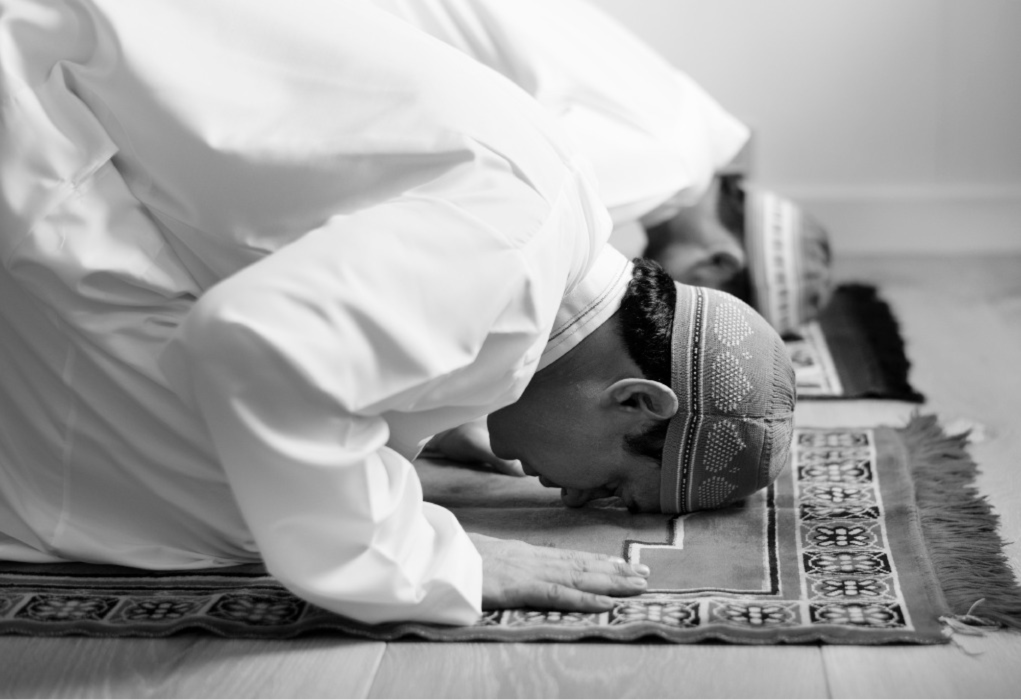 Moslim in sujood, geknield op de grond, tijdens het gebed