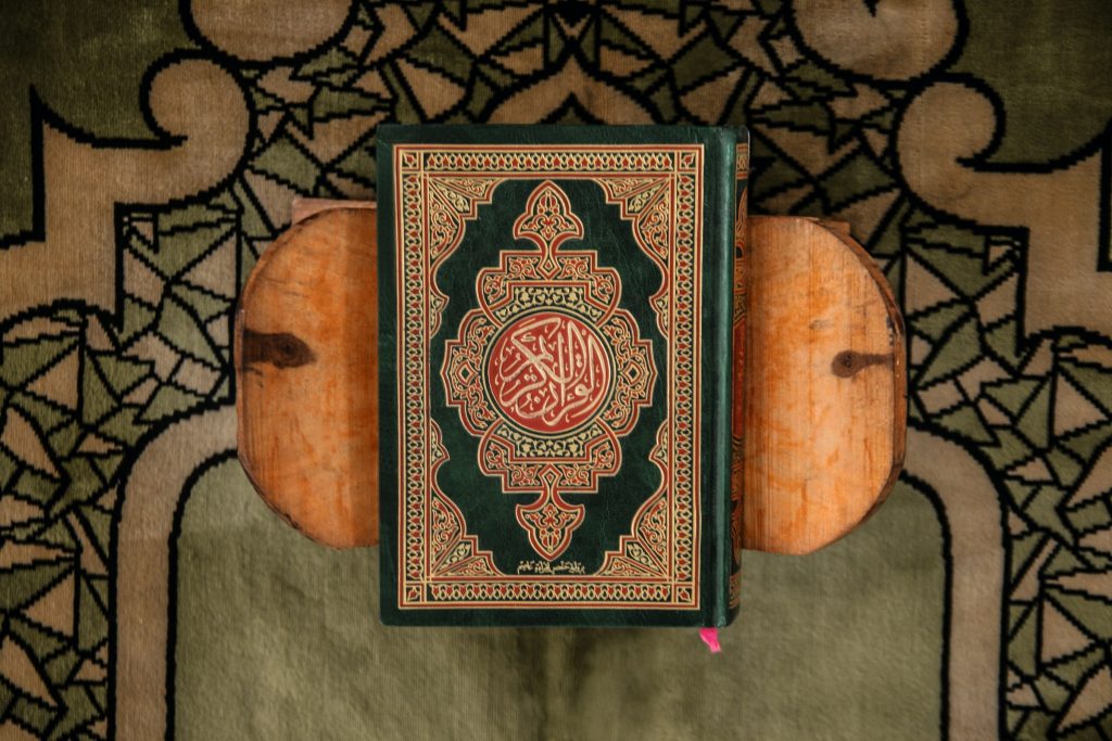Koran op een lessenaar en een gebedskleed