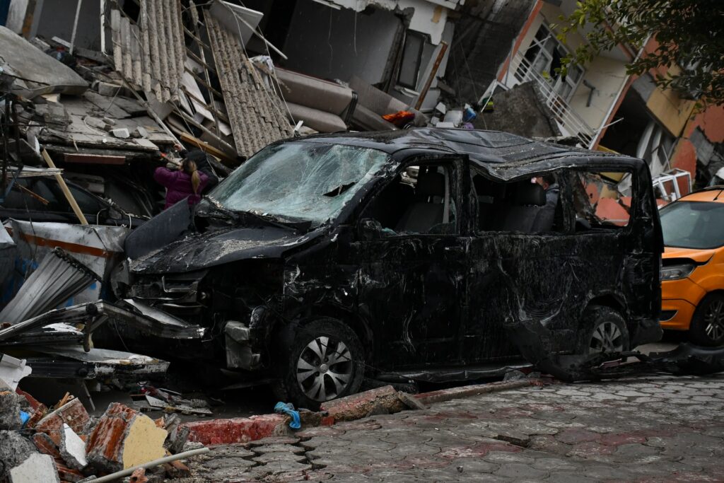 Aardbeving Turkije zwarte auto onder de puin